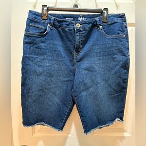 Plus size women 16p denim Bermuda shorts